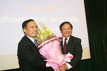 Tổng cục trưởng TCDL Nguyễn Văn Tuấn tặng hoa chúc mừng ông Ngô Hoài Chung